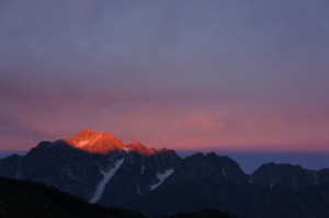 キレット小屋から真っ赤に燃える剱岳