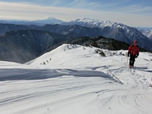 稜線を行くKAWAMURA2号くん