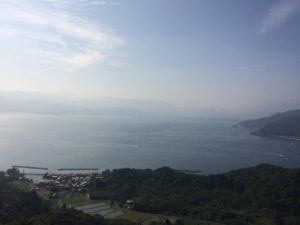 登り始めて最初の展望岩より敦賀湾を望みます。