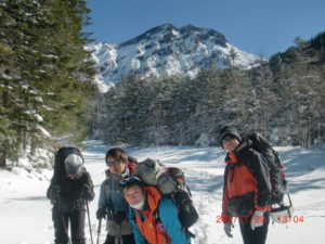 赤岳をバックにポーズ あれ！一人下向いてました。