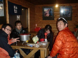 広い自炊室です。もう一か所同じスペースを開放してくれました。足がとても冷えました防寒グッズ必携です。