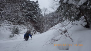雪は膝下程度の量。水量は少ない。