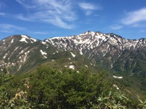 手前から一ノ峰、二ノ峰、三ノ峰と別山に続く山並み