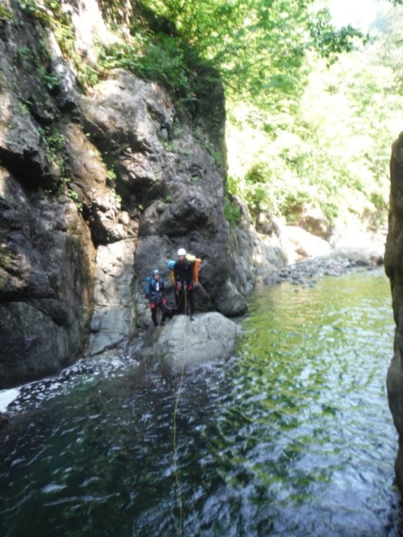 飛込んで右岸壁へ攀じる
