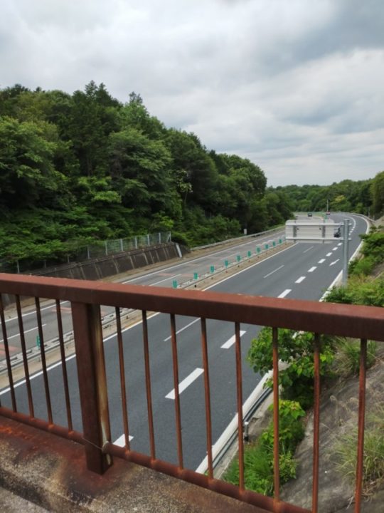 中央道を渉ります